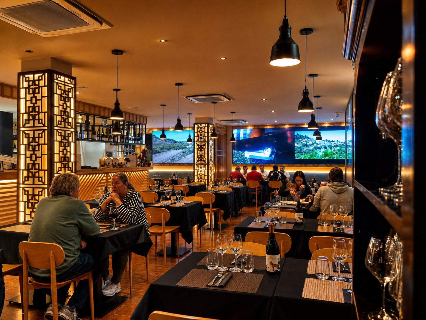Clientes disfrutando de la experiencia gastronómica en Mío Caro